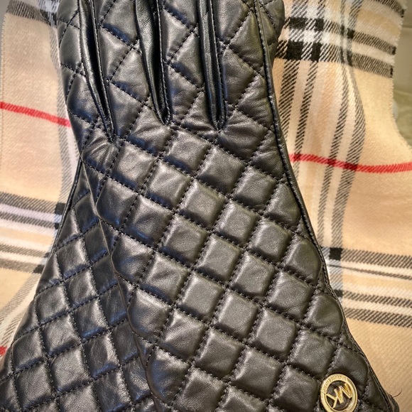 Michael Kors Quilted Leather Tech Gloves - Picture 6 of 7